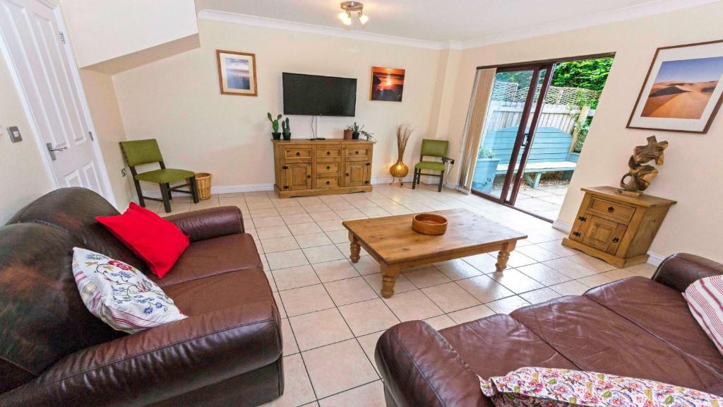 Oyster Cottage Braunton | Sleeps 6 | Dog Friendly - Housity