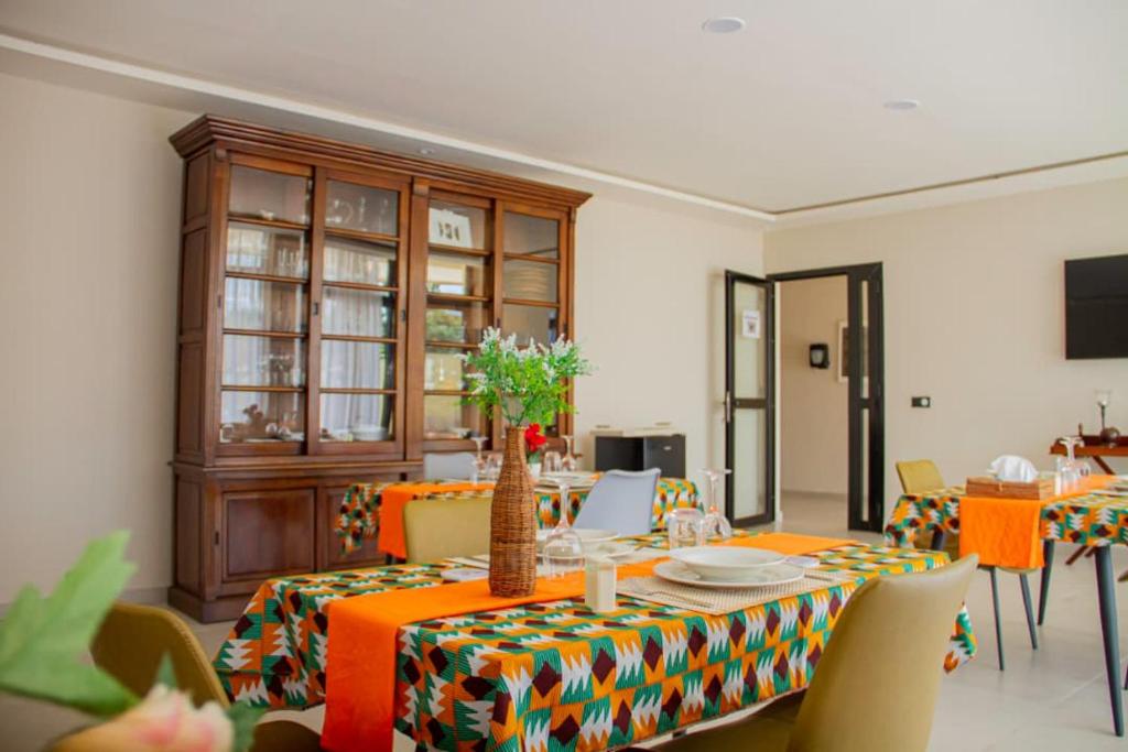 Una televisión o centro de entretenimiento en B&B Klomiabla