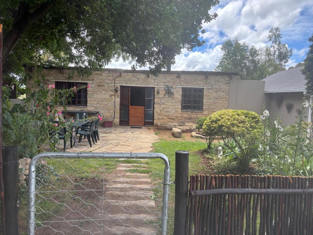 SmithfieldShepherd's Cottage Smithfield的院子前有围栏的房子