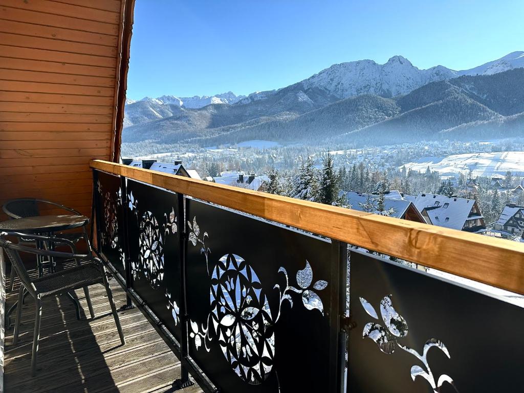 考斯赛力克Dom na Wierchu的山景阳台(带桌子)