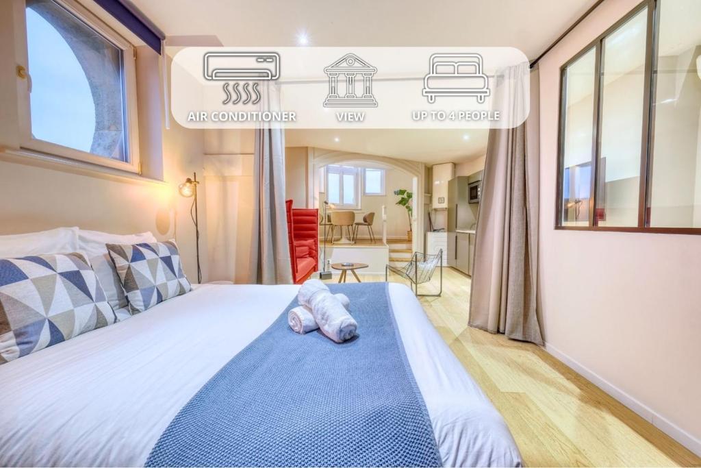 een slaapkamer met een bed met een knuffeldier erop bij La porte de Mars - Air conditioning in Reims