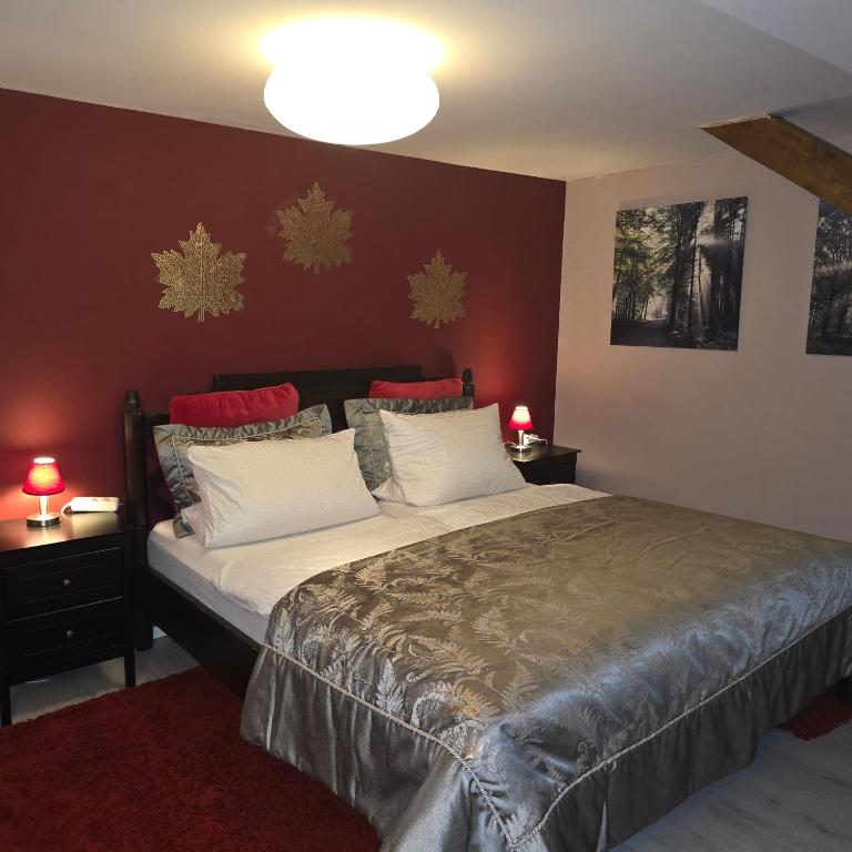 a bedroom with a large bed with red walls at Loftartiges Wohnen mit 4 separaten Schlafbereichen in Au in der Hallertau