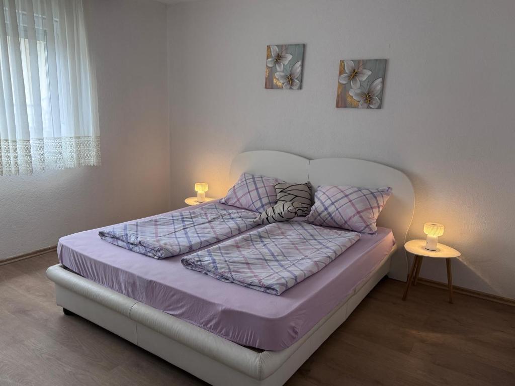 图兹拉Sweet Home的房间里的一张床位,上面有两盏灯