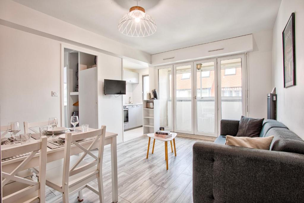 a living room with a couch and a table at 2 Bedrooms, TV & Wifi in Villers-sur-Mer