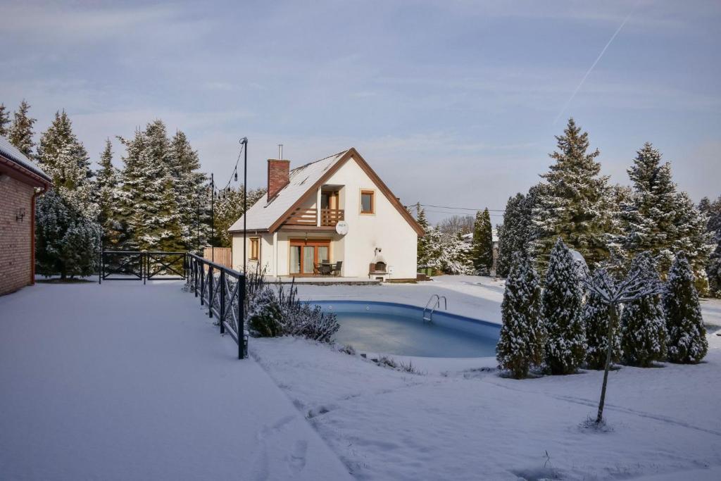 Το POCZĄTEK JUTRA domek & balia blisko Białegostoku τον χειμώνα