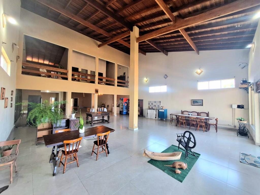 een grote woonkamer met een tafel en stoelen bij Canto do Atlântico in Ilha Comprida