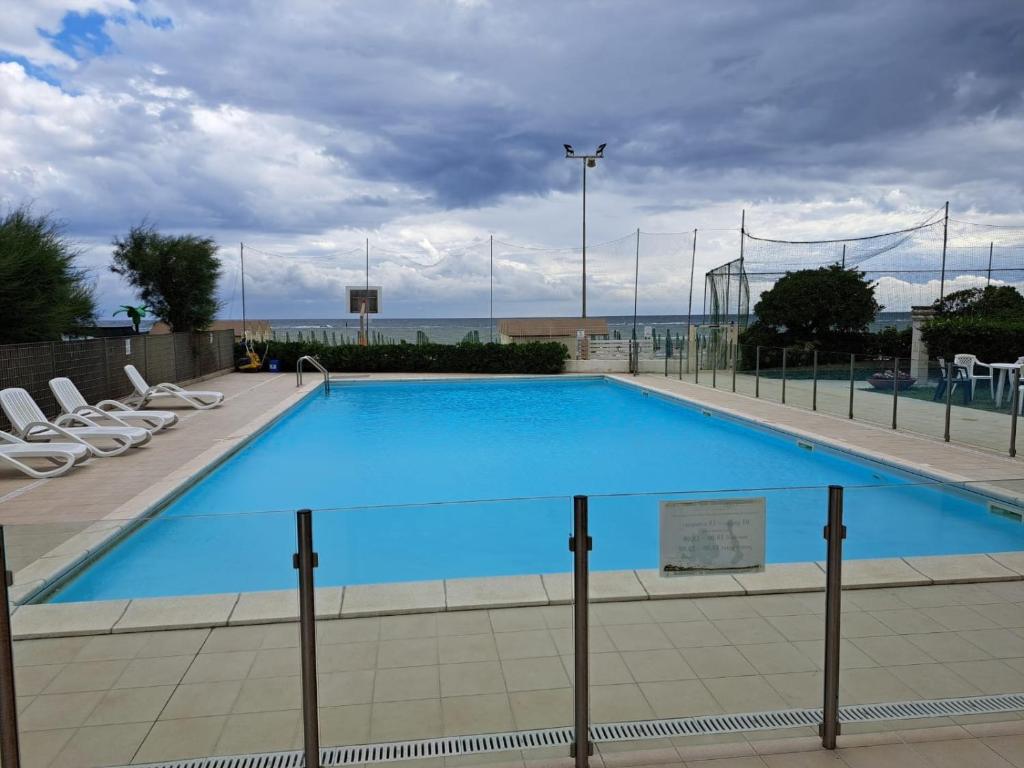 F007 - Fano, monolocale fronte mare in residence con piscina