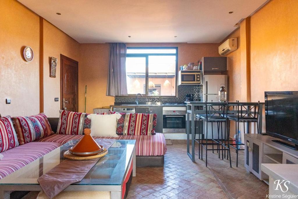 Кухня или мини-кухня в Appartement avec rooftop privé 3km des plages Taghazout surf
