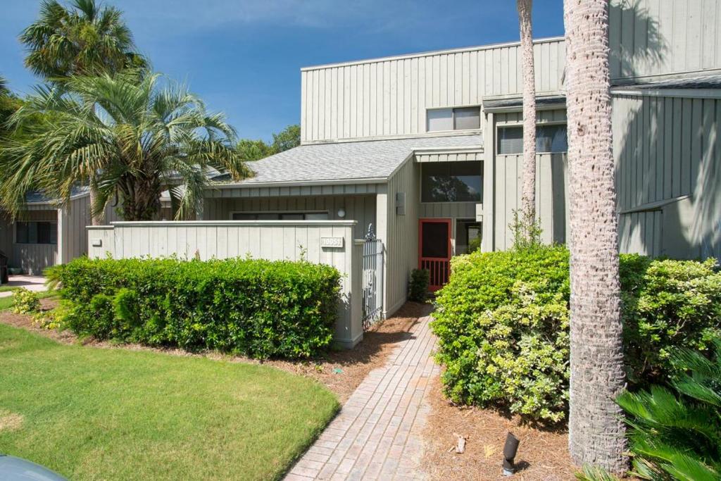 Zahrada ubytování Shady Palms - 2BR Retreat w Pool & Beach Access