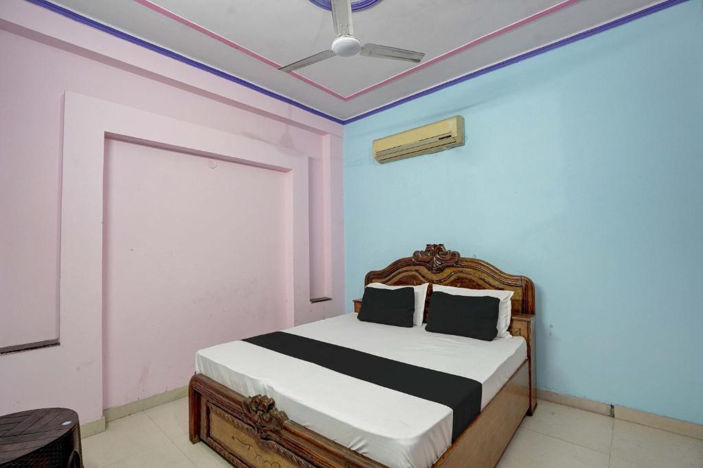 Postel nebo postele na pokoji v ubytování Hotel O RED ROSE HOTEL