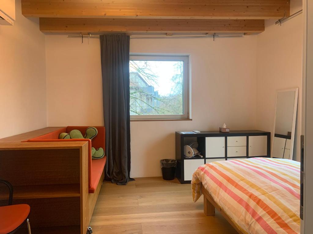 En eller flere senge i et værelse på A cozy room in a modern House