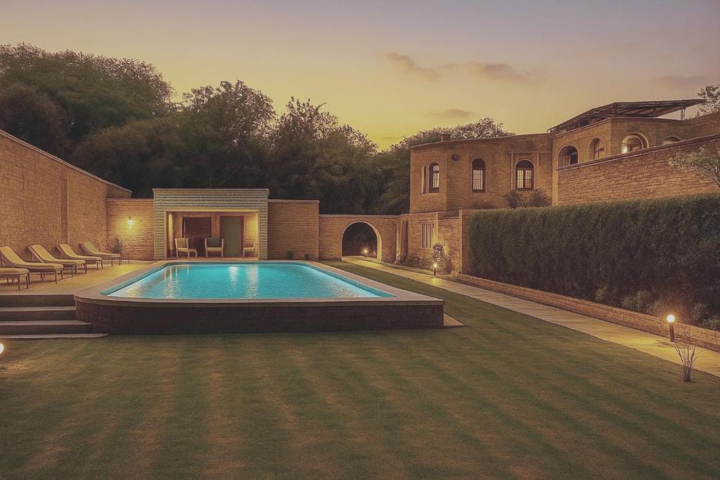 ein Swimmingpool im Hof eines Hauses in der Unterkunft Hotel Inn Season - Art Deco Heritage Hotel in Jodhpur in Jodhpur