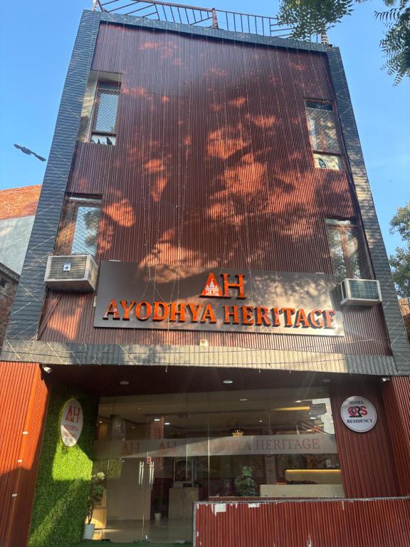 un edificio storico di Ayodhya con un cartello sopra di Hotel AYODHYA HERITAGE a Ayodhya