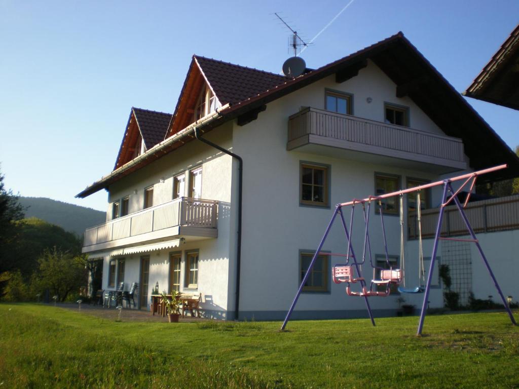LallingにあるFerienwohnung Zur schönen Aussichtの遊び場付きの家