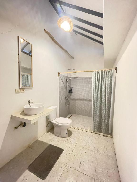 Singon LOMBOK Homestay and Surf في سيلونغ بيلاناك: حمام مع مرحاض ومغسلة ودش