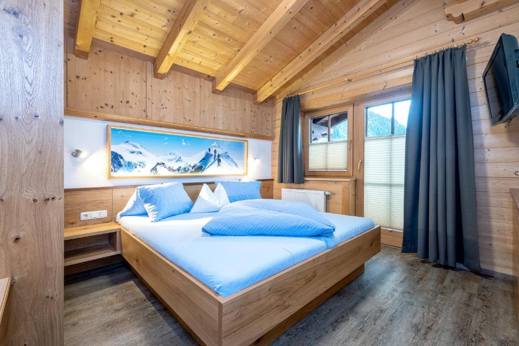 a bedroom in a log cabin with a bed at AlpenLiving in Mayrhofen