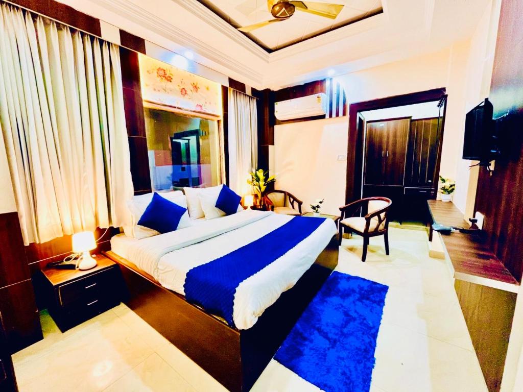 Un dormitorio con una cama tamaño king en una habitación en Sitara Premium The Ramawati, Haridwar, en Haridwar