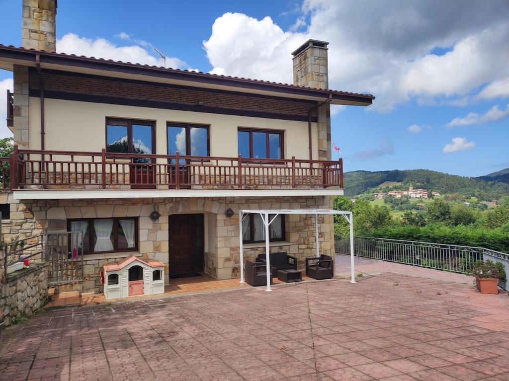 Το κτήριο όπου στεγάζεται  η παραθεριστική κατοικία