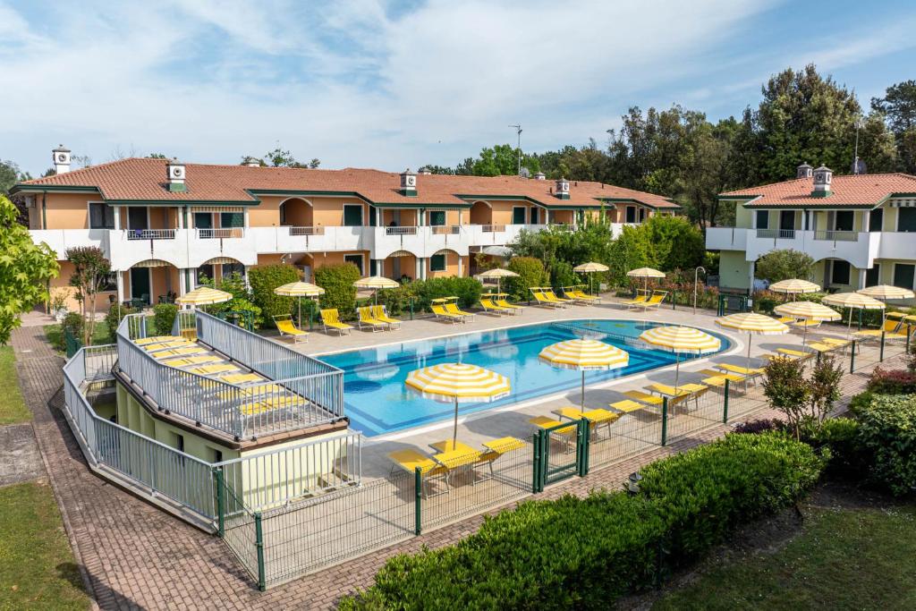 een afbeelding van een zwembad in een resort met parasols bij Residence Brenta in Bibione