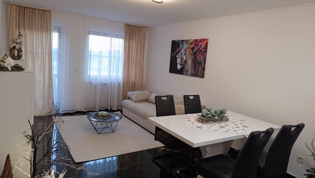 un salon avec une table et un canapé dans l'établissement Adina Oase, à Rimbach