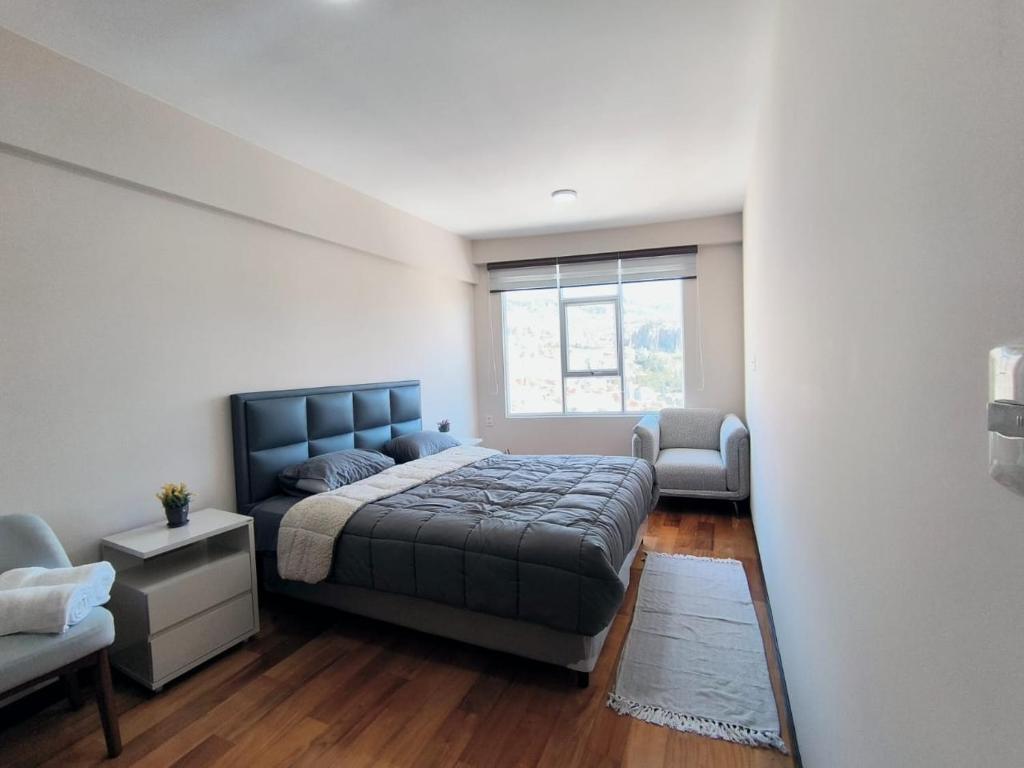 une chambre avec un grand lit et une fenêtre dans l'établissement SafeHouse, à La Paz