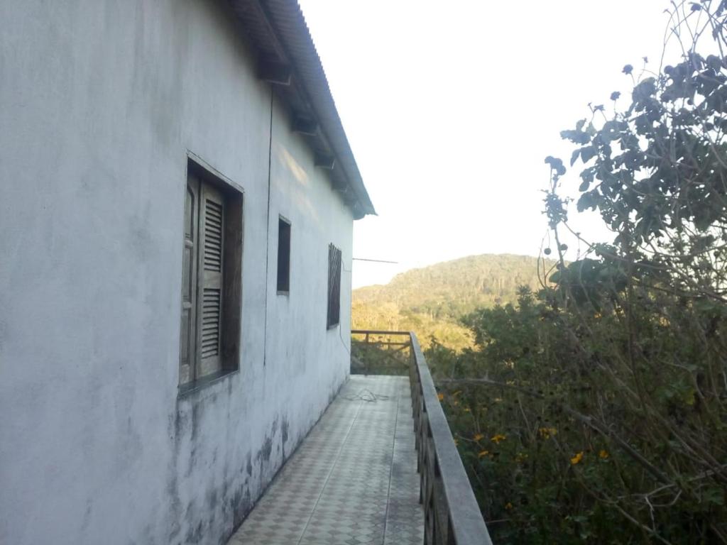 eine Treppe, die zu einem Gebäude mit Fenster führt in der Unterkunft Chalé Lameirao in Mulungu