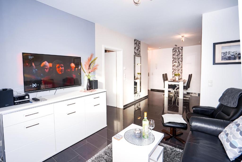 un soggiorno con TV e divano di Blankwasserweg 57, "Amina 2" a Grömnitzerhagen