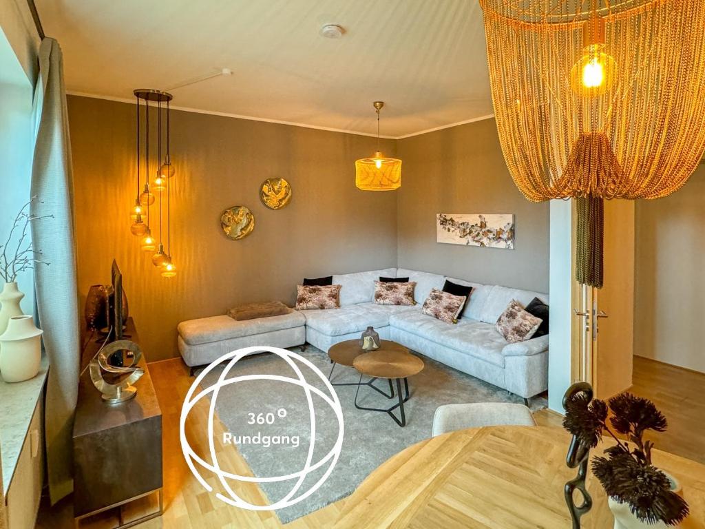 un soggiorno con un divano e un tavolo di Moor Feeling Apartments Worpswede a Worpswede