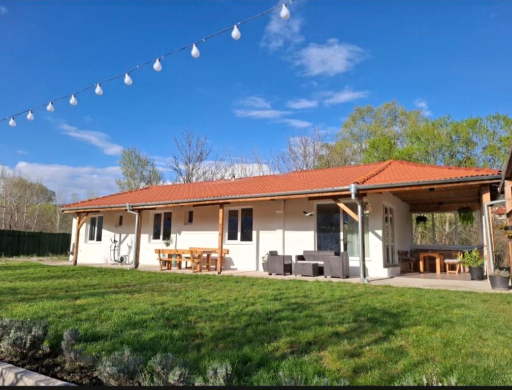 Το κτήριο όπου στεγάζεται  η παραθεριστική κατοικία