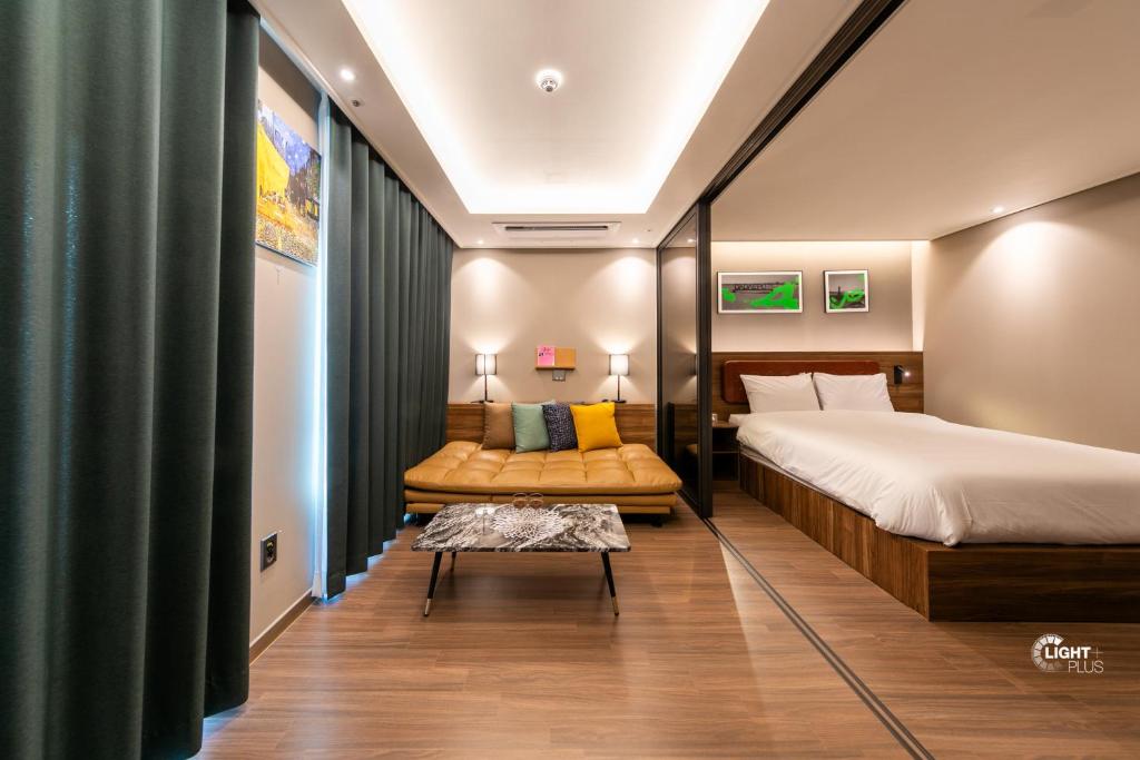 Postel nebo postele na pokoji v ubytování Hera Haeundae Beach Premium Ocean View # Sea view