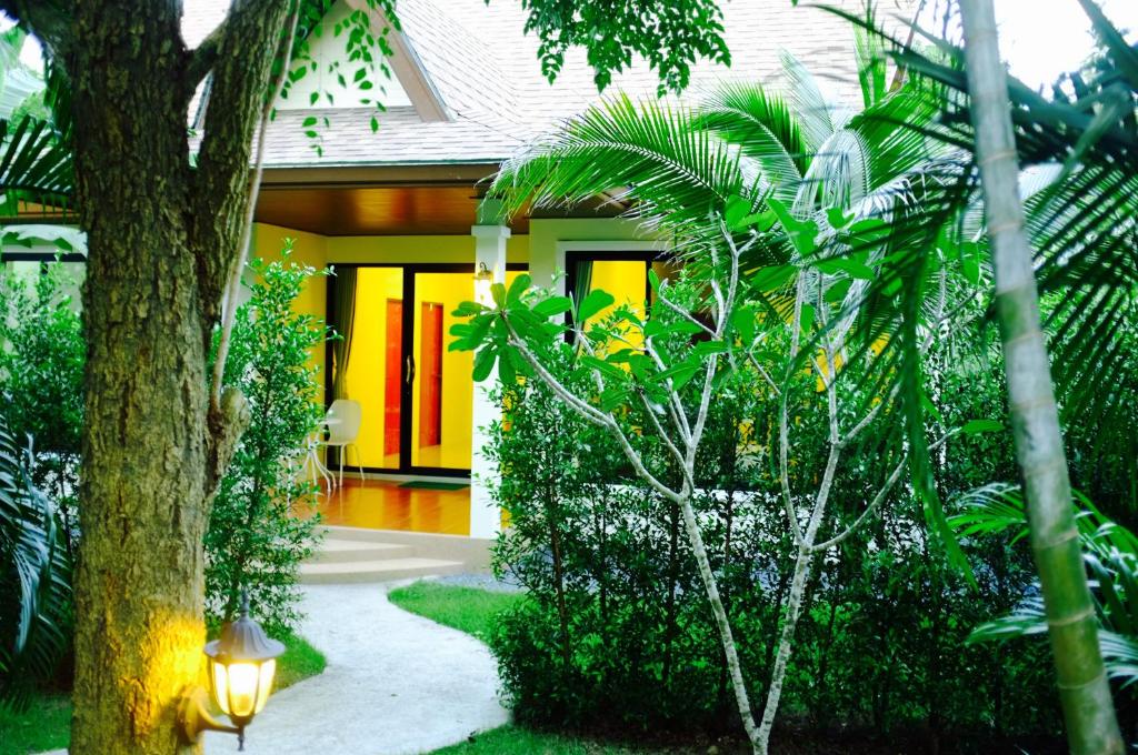 une maison avec un palmier et un éclairage de rue dans l'établissement The Nature House Aonang Krabi Thailand, à Ao Nang Beach