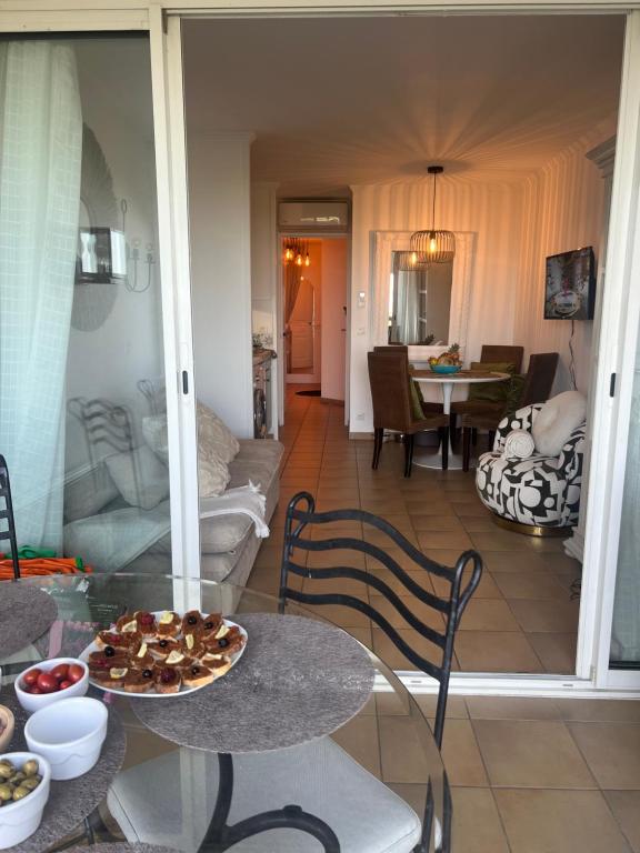 un soggiorno con un tavolo e una sala da pranzo di Superbe appartement les Restanques du golfe de Saint tropez a Grimaud