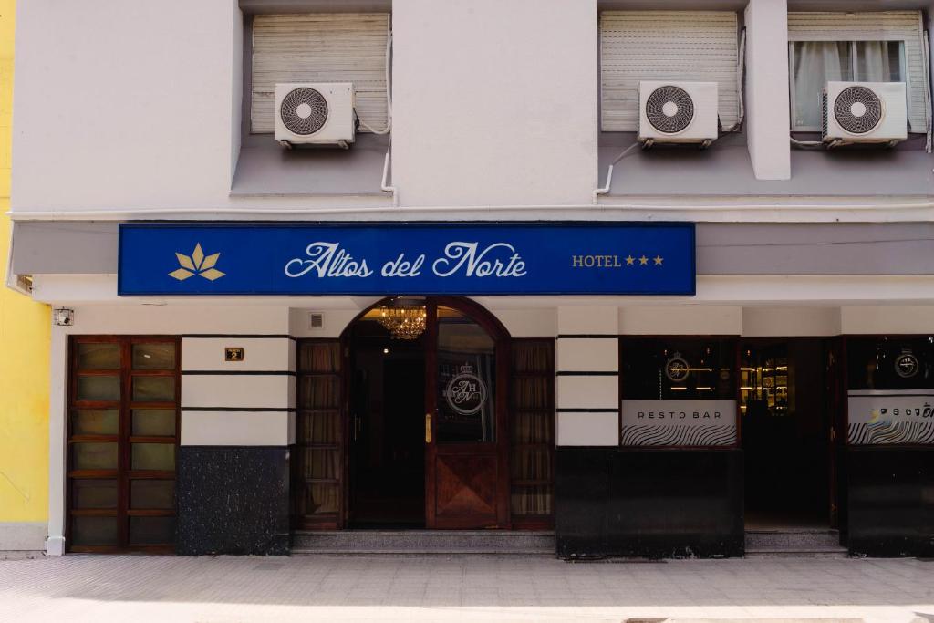 un edificio con un cartello blu sul lato. di Hotel Altos del Norte a San Miguel de Tucumán