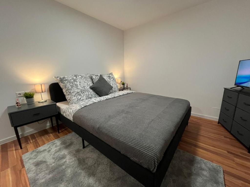 een slaapkamer met een bed en een flatscreen-tv bij FlexStay Room 10 in Karlsruhe