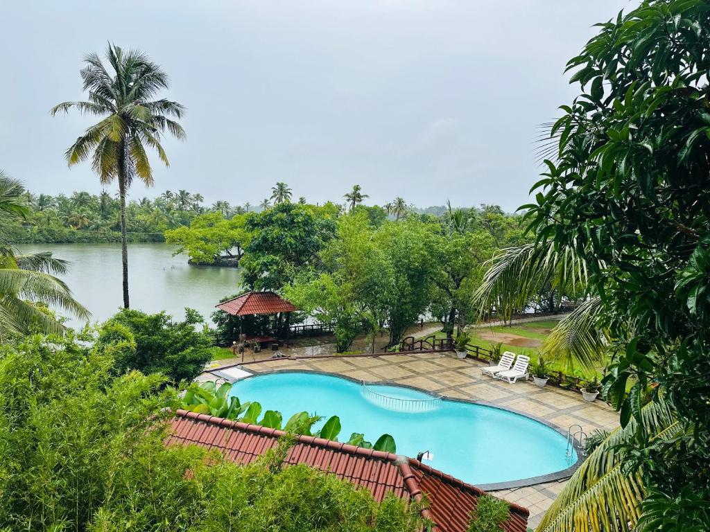 een zwembad met uitzicht op een rivier bij Lake N River Resort Munroe Island in Munroe Island