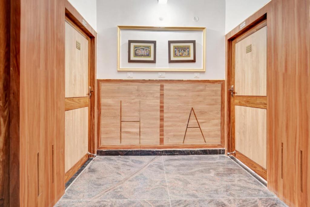 PatnaHotel O Arvind Inn的有两扇门的房间和一个篮球场