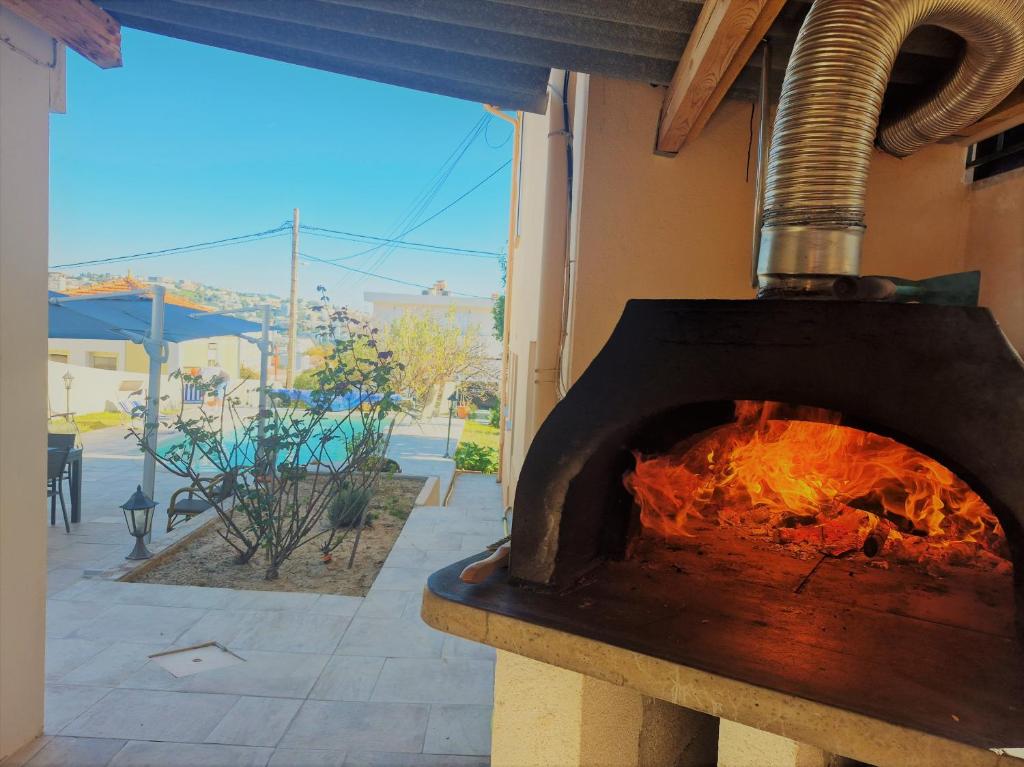 Studio de la Villa Thérèse, Piscine & Jardin في سان لوران دو فار: فرن بيتزا بداخله نار