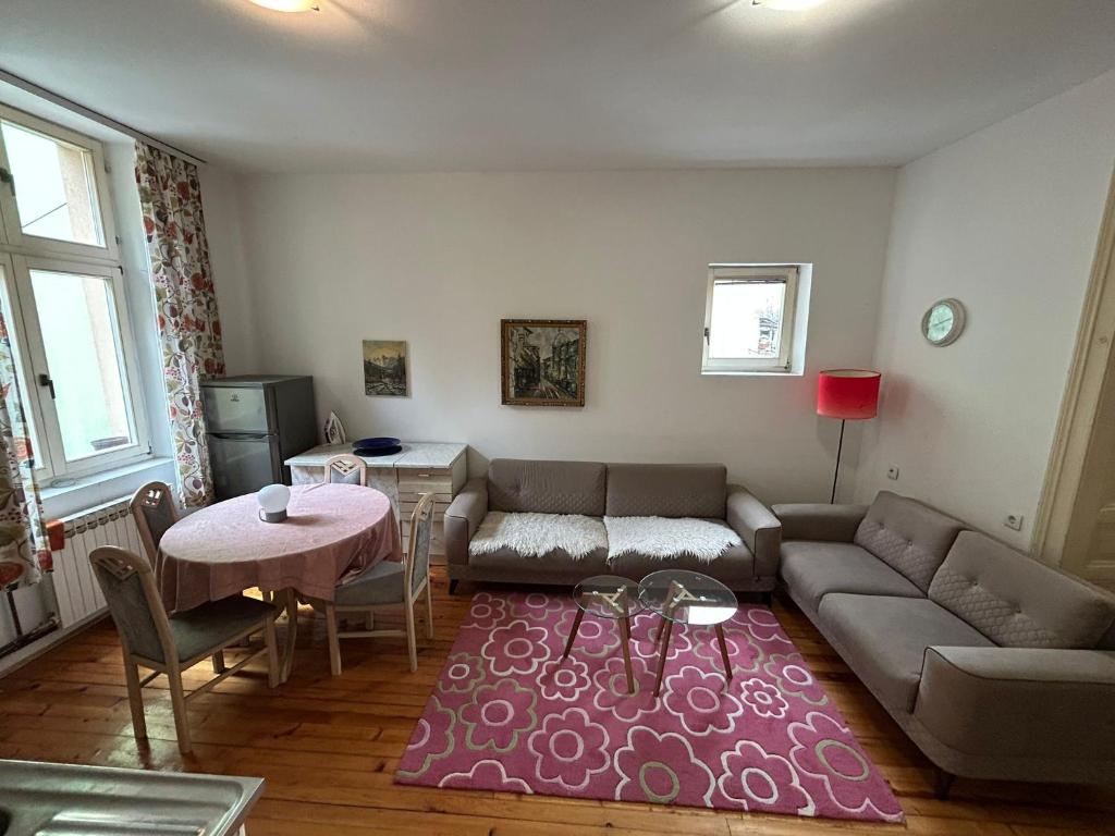 un soggiorno con un divano e un tavolo di Orient Apartment Old Town a Sarajevo