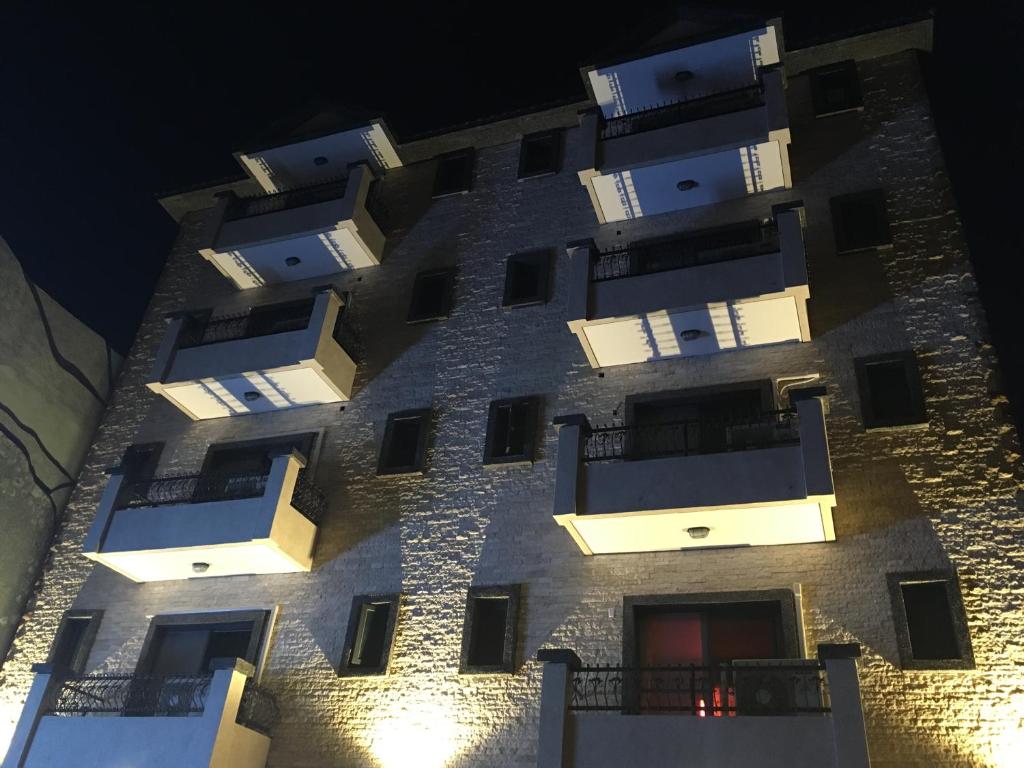大漢村的住宿－花蓮七星海酒店，一座高大的砖砌建筑,晚上设有阳台