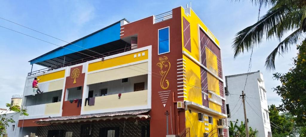 El edificio en el que está la habitación en casa particular