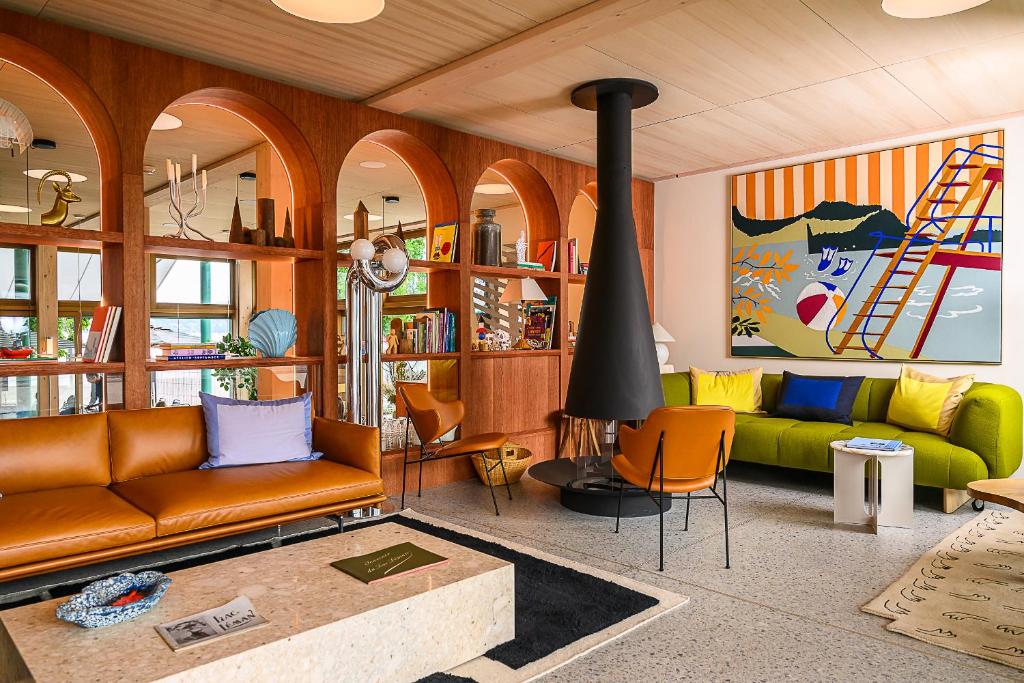 a living room with a couch and a fireplace at Auberge Port Gitana in Bellevue