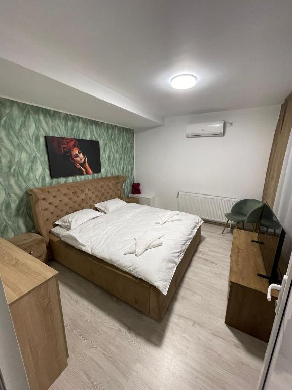 a bedroom with a bed and a desk in it at Apartament cu 5 camere in Craiova