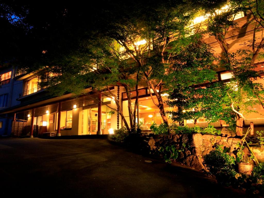 um edifício iluminado à noite com luzes em Kameya Ean em Izunokuni