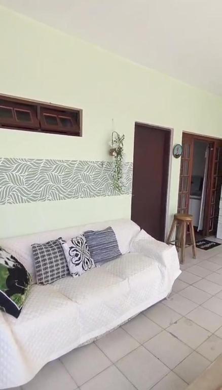 圣塞巴斯蒂安Dias de Verão - Localização ideal的客房内的白色沙发上配有枕头