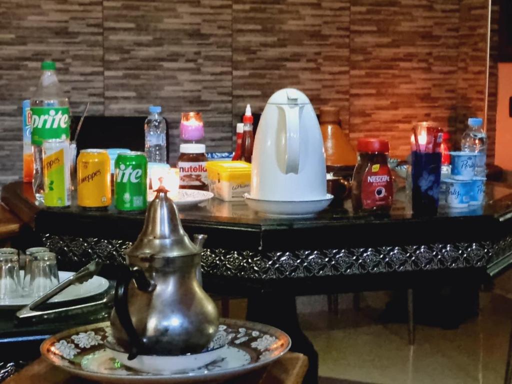 una mesa con un hervidor de agua encima en blue door imsouane, en Imsouane