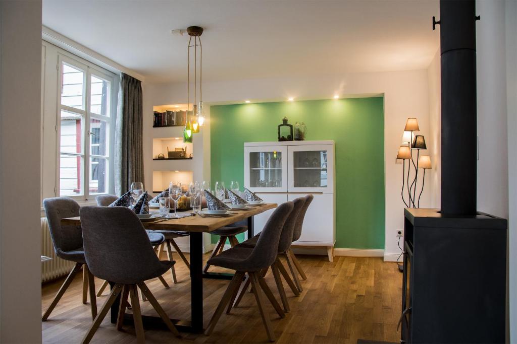 een eetkamer met een lange tafel en stoelen bij Haus Wunschlos Kirchstraße in Monschau