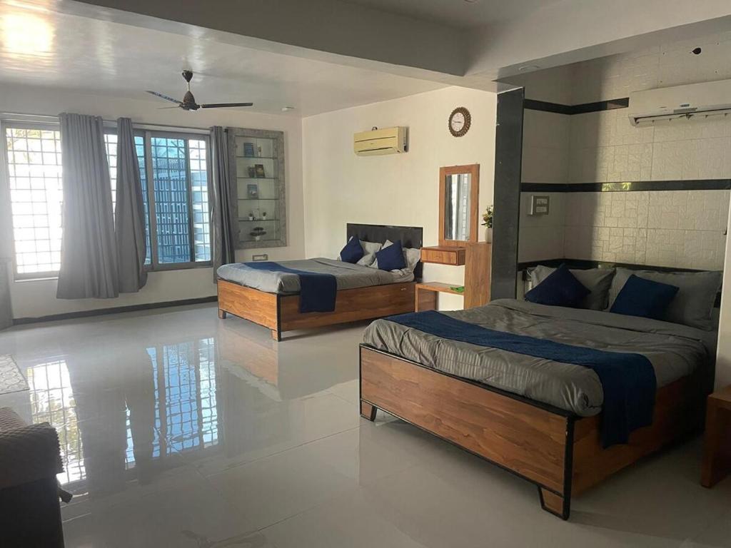 Mango Tree Villa في ثين: غرفة نوم بها سريرين في الغرفة