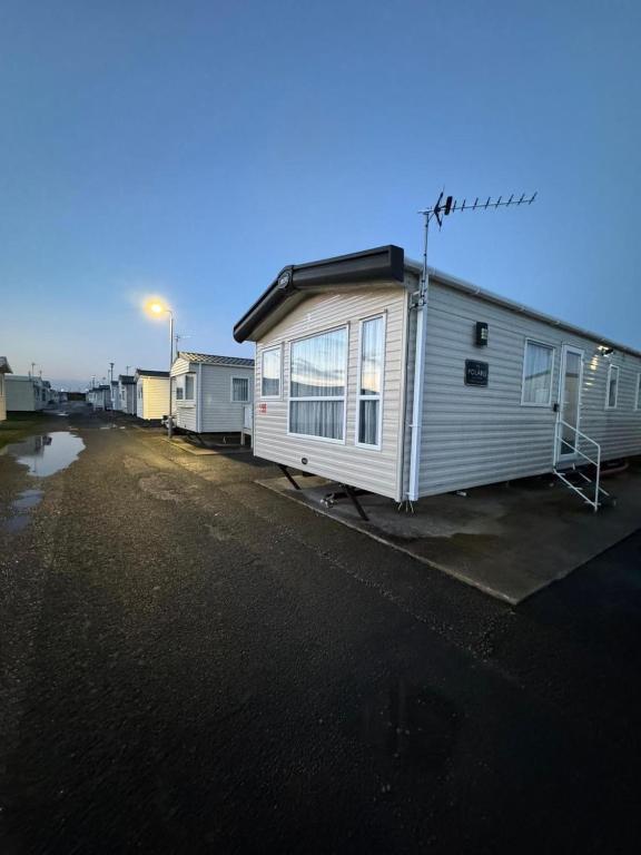 Kinmel Bay3 bedroom Lyons Oakfield Towyn pets welcome的移动房屋停放在停车场