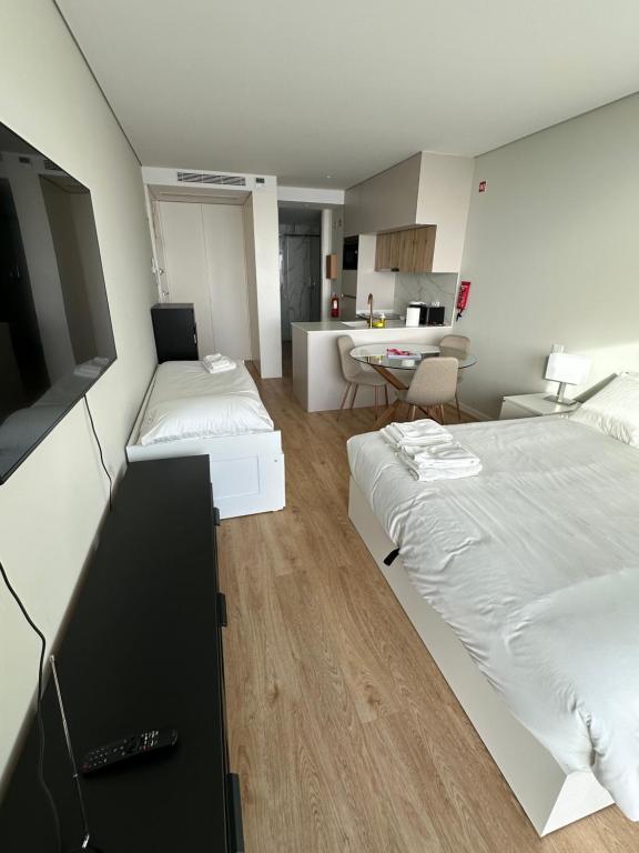 Ένα ή περισσότερα κρεβάτια σε δωμάτιο στο New Douro Tower 305 with shared pool