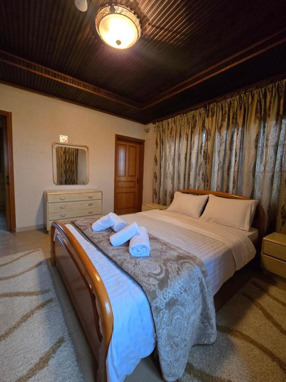 una camera da letto con un letto grande con asciugamani sopra di Αρχοντικό Παπανικολάου a Lygariá